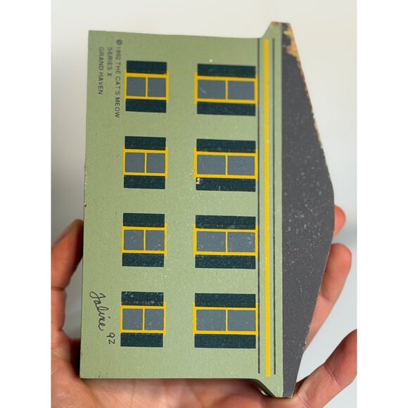 VTG 1992 Cat’s Meow Grand Haven Series X Signed Wooden Village Shelf Sitter 3.5" - Picture 5 of 7